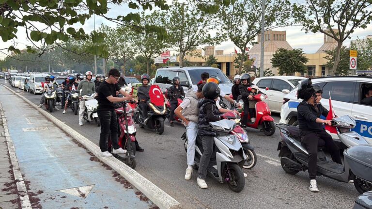 Çorlu’da şehit 2 polis memuru için konvoy düzenlendi