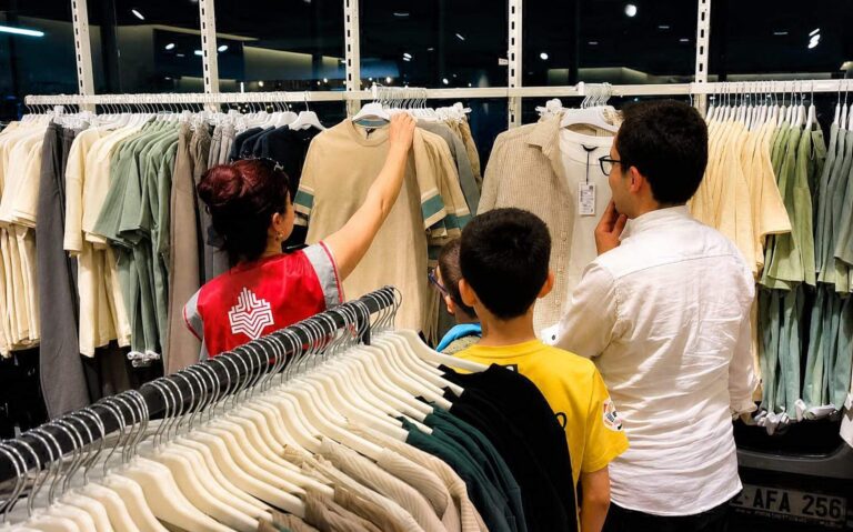 Edirne Vakıflar Bölge Müdürlüğü’nden çocuklara bayramlık kıyafet desteği
