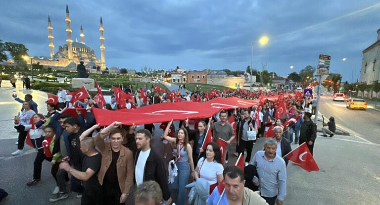 Edirne’de 19 Mayıs nedeniyle fener alayı düzenlendi