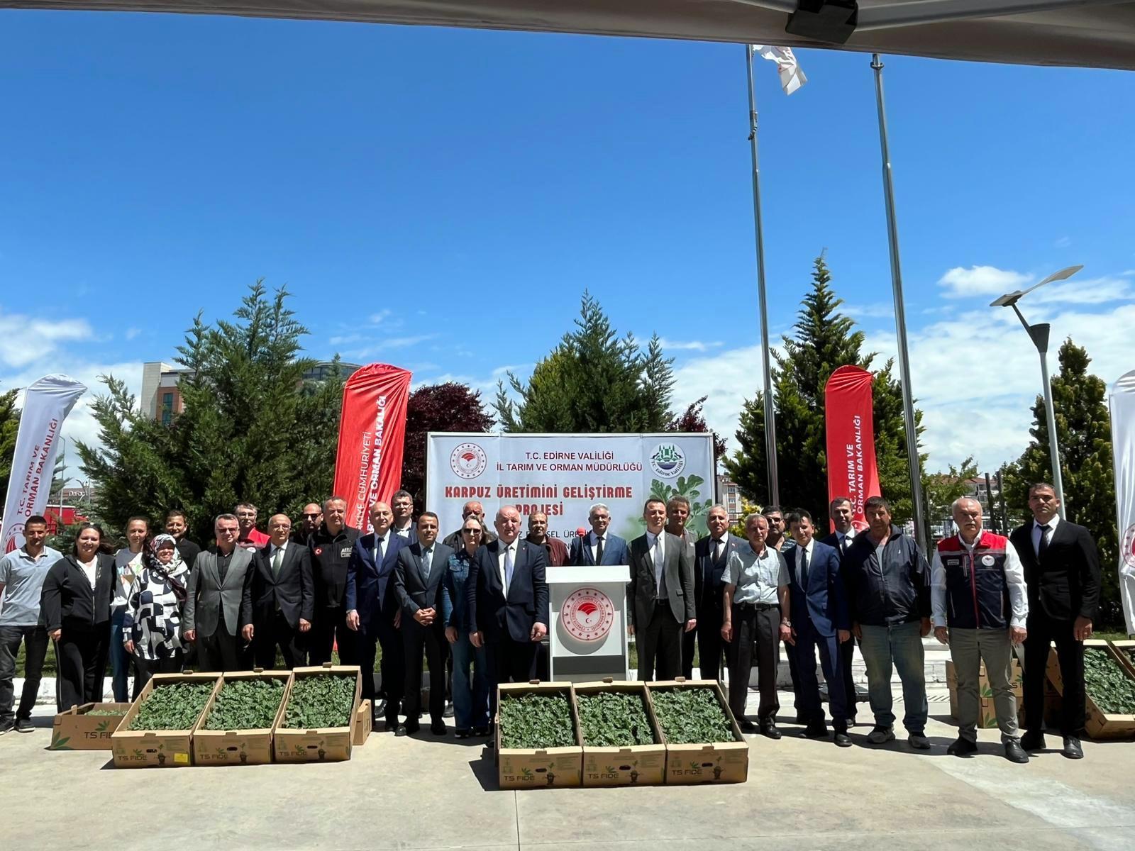 Edirne’de 63 üreticiye 60 bin karpuz fidesi dağıtıldı Edirne’de 63 üreticiye 60 bin karpuz fidesi dağıtıldı