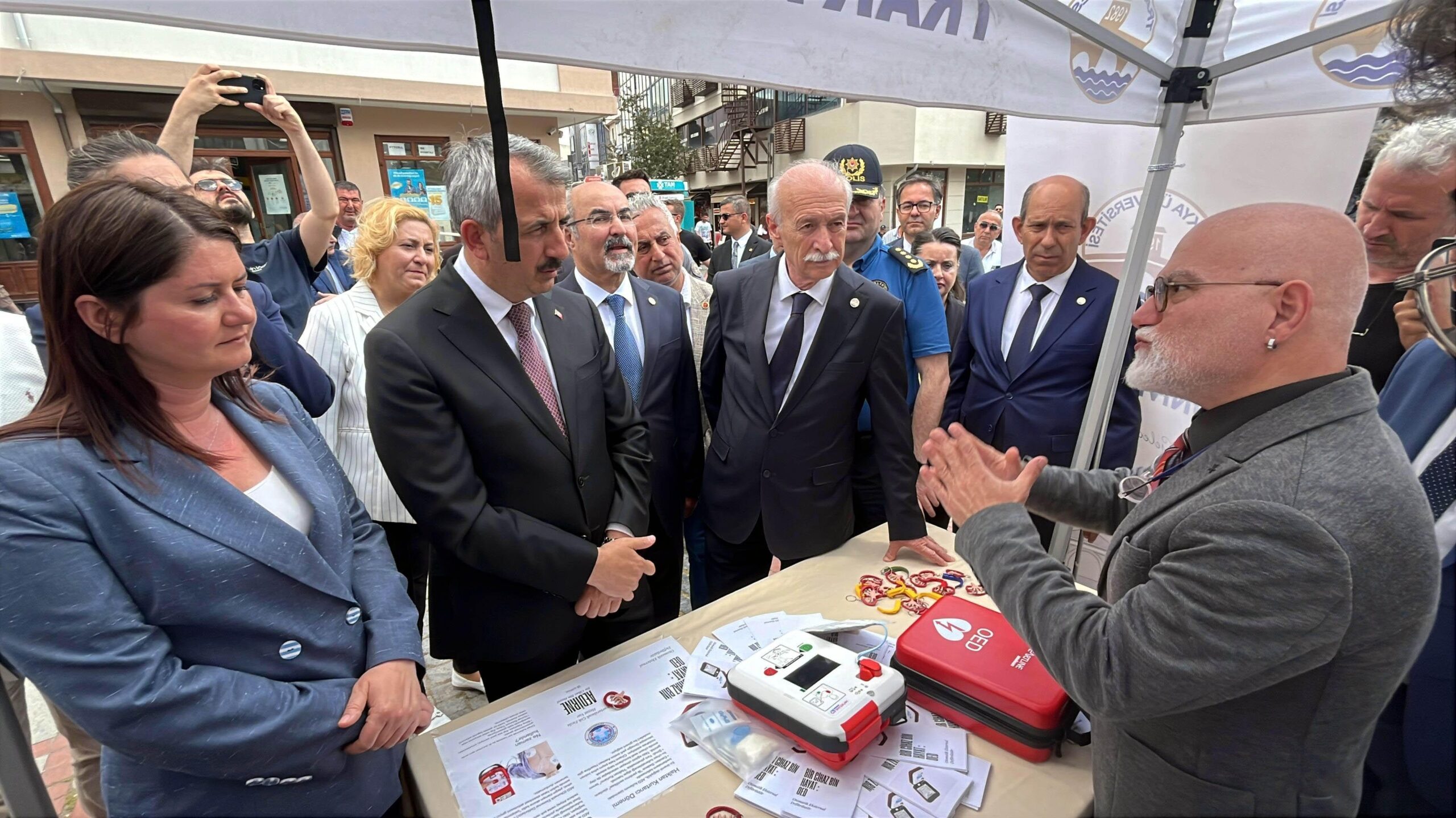 Edirne’de ani kalp durmalarında kullanılan ‘OED cihazı’ vatandaşlara tanıtıldı Edirne’de ani kalp durmalarında kullanılan ‘OED cihazı’ vatandaşlara tanıtıldı