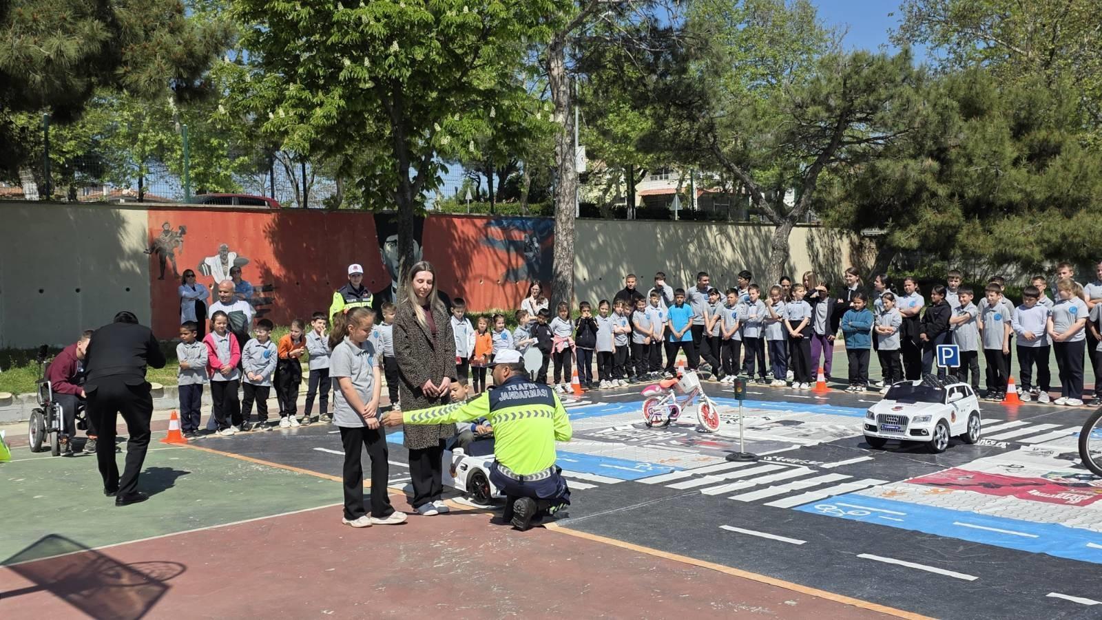 Edirne’de jandarmadan öğrencilere uygulamalı trafik eğitimi Edirne’de jandarmadan öğrencilere uygulamalı trafik eğitimi