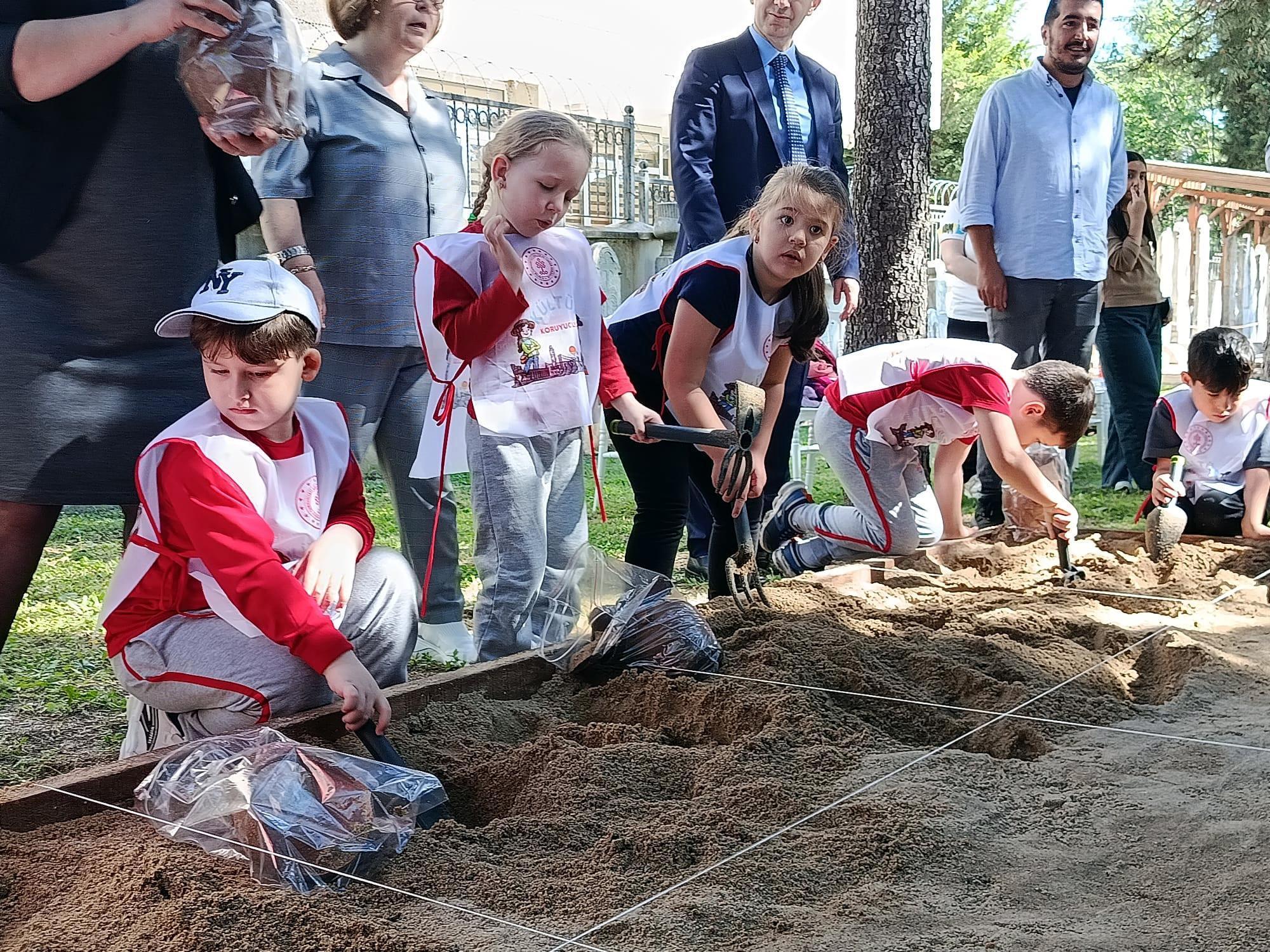 Edirne’de Müzeler Günü’nde ilkokul öğrencileri, müze bahçesinde atölye çalışmalarına katıldı Edirne’de Müzeler Günü’nde ilkokul öğrencileri, müze bahçesinde atölye çalışmalarına katıldı