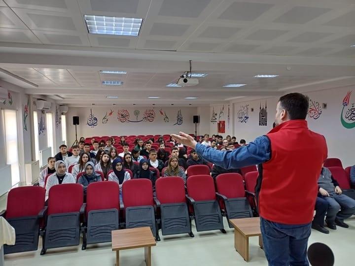 Edirne’de polisten öğrencilere ‘doğru iletişim’ semineri