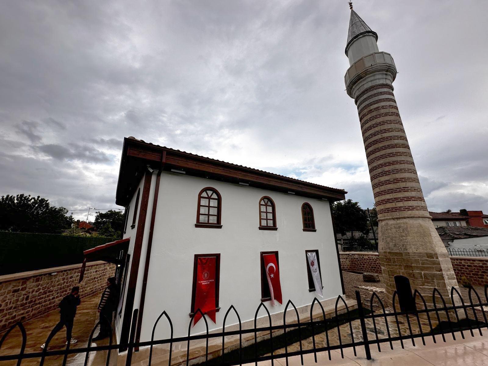 Edirne’de restore edilen tarihi mescit, cami olarak ibadete açıldı Edirne’de restore edilen tarihi mescit, cami olarak ibadete açıldı