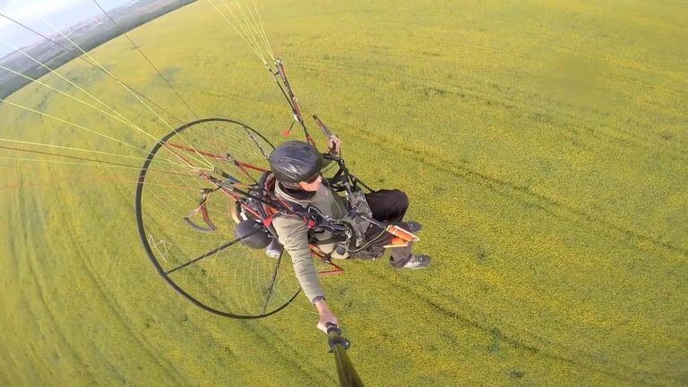 Edirne’nin ‘sarı altın çiçeği’ kanola tarlaları üzerinde paramotorla uçtu