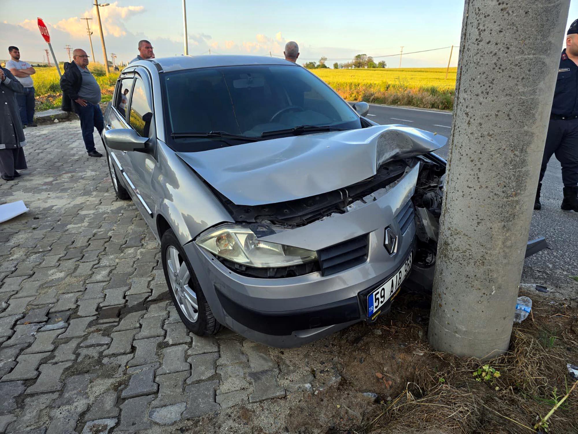 Elektrik Direğine Çarpan Otomobilde 2 Kişi Yaralandı Elektrik Direğine Çarpan Otomobilde 2 Kişi Yaralandı