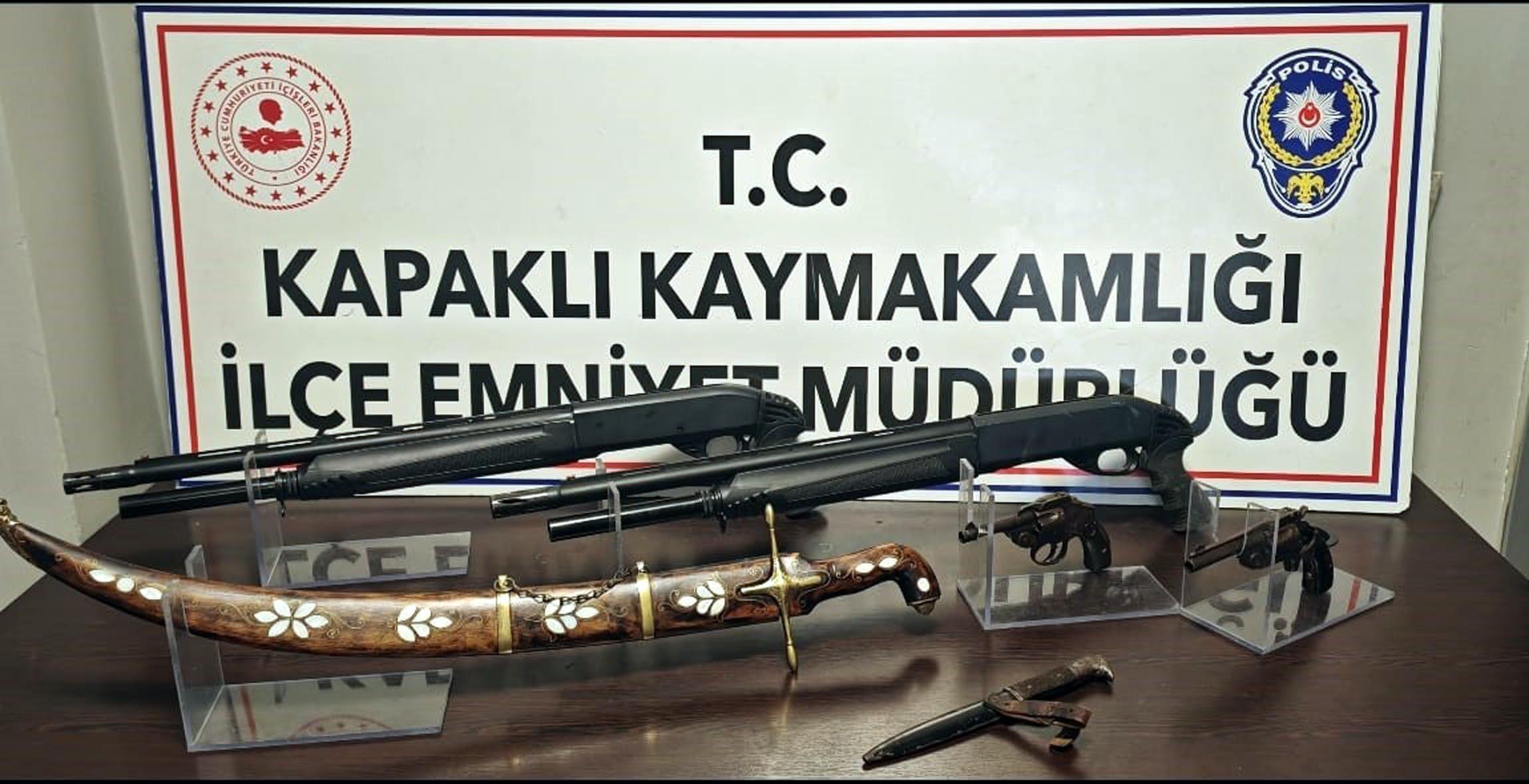Evinde tarihi kılıç, kama ve tabanca bulunan şüpheli gözaltına alındı Evinde tarihi kılıç, kama ve tabanca bulunan şüpheli gözaltına alındı