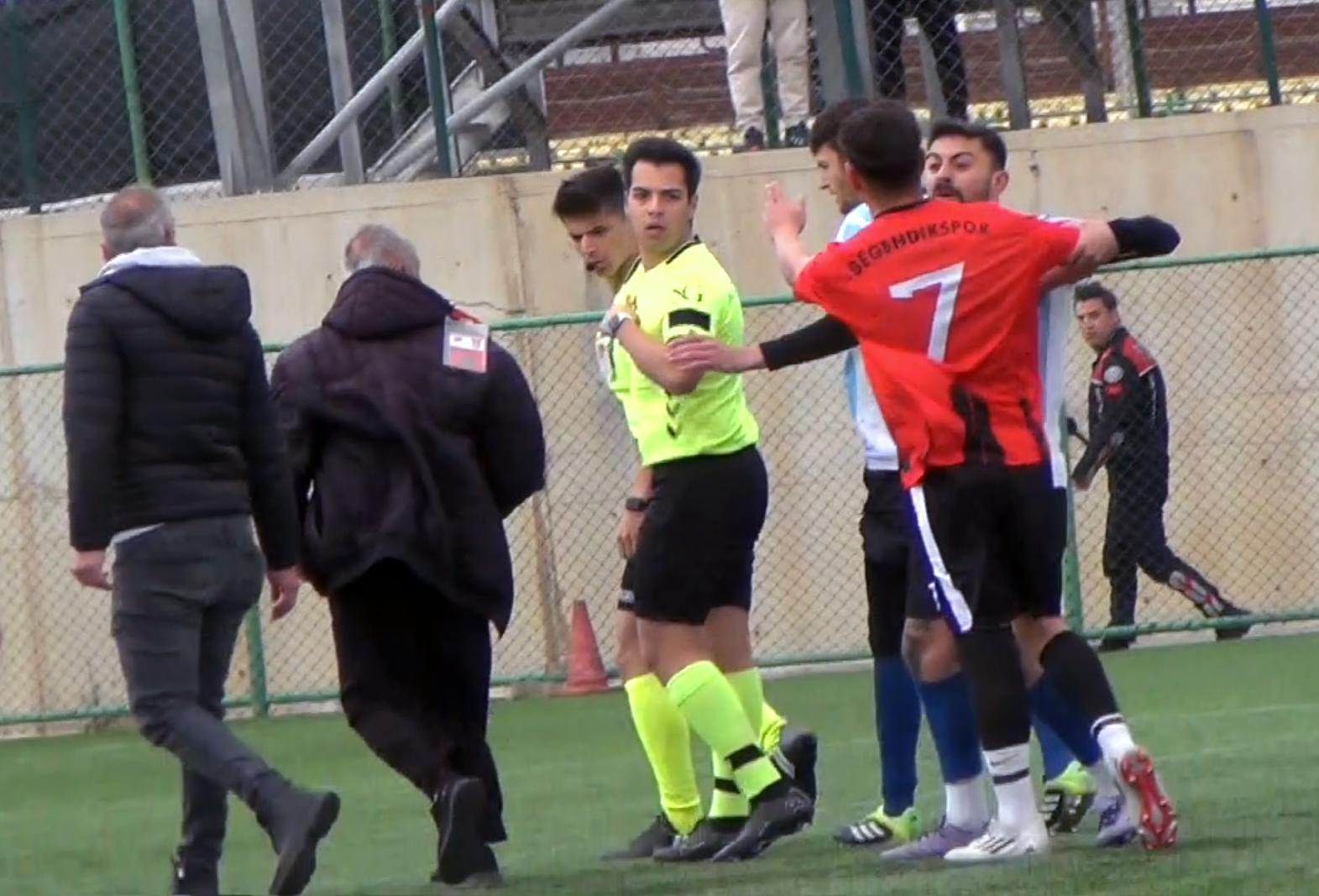 Hakeme yumruk atan futbolcunun takımı, hükmen mağlup sayıldı Hakeme yumruk atan futbolcunun takımı, hükmen mağlup sayıldı