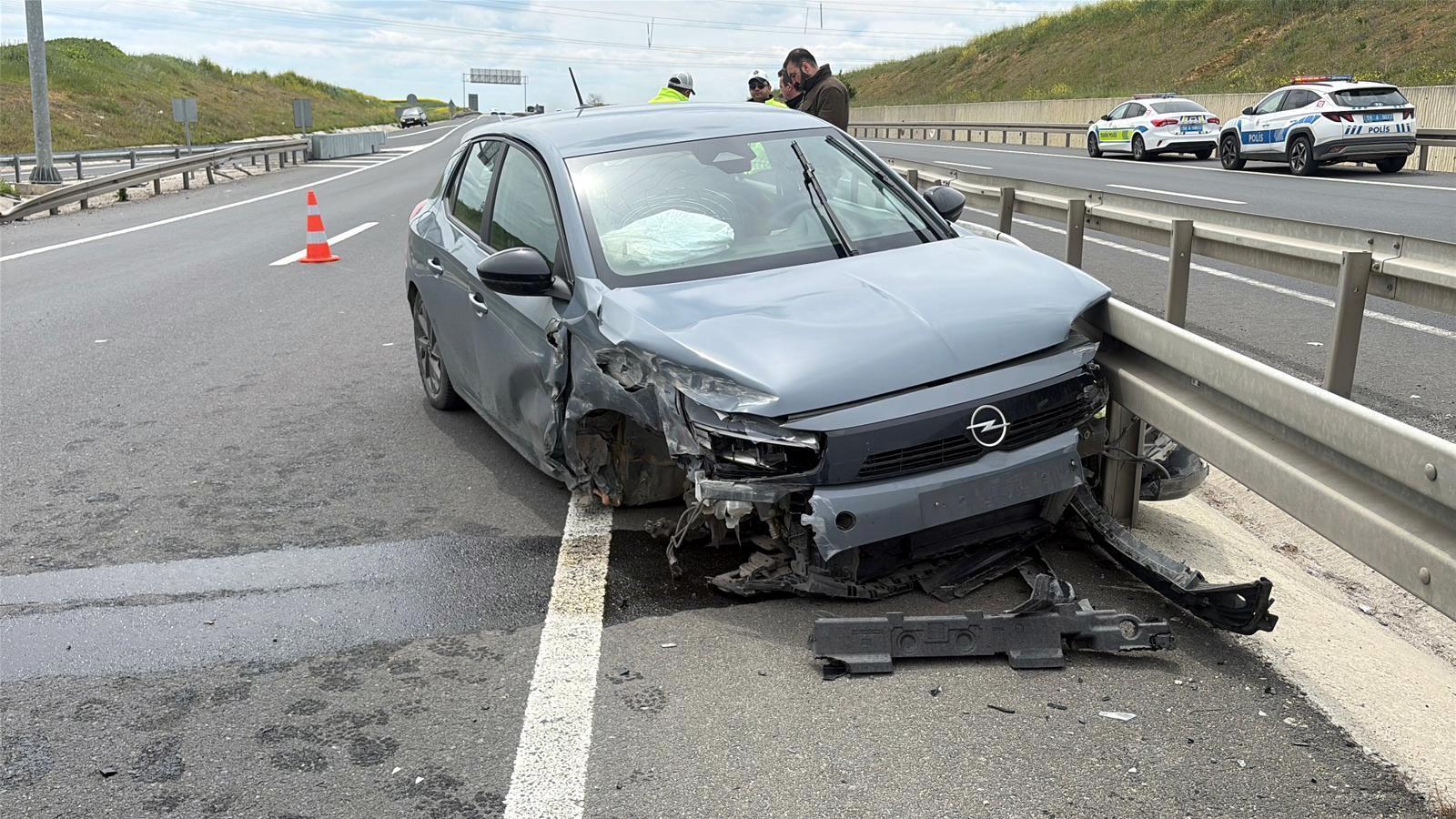 Lastiği patlayan otomobil refüje çarptı; 1 yaralı Lastiği patlayan otomobil refüje çarptı; 1 yaralı