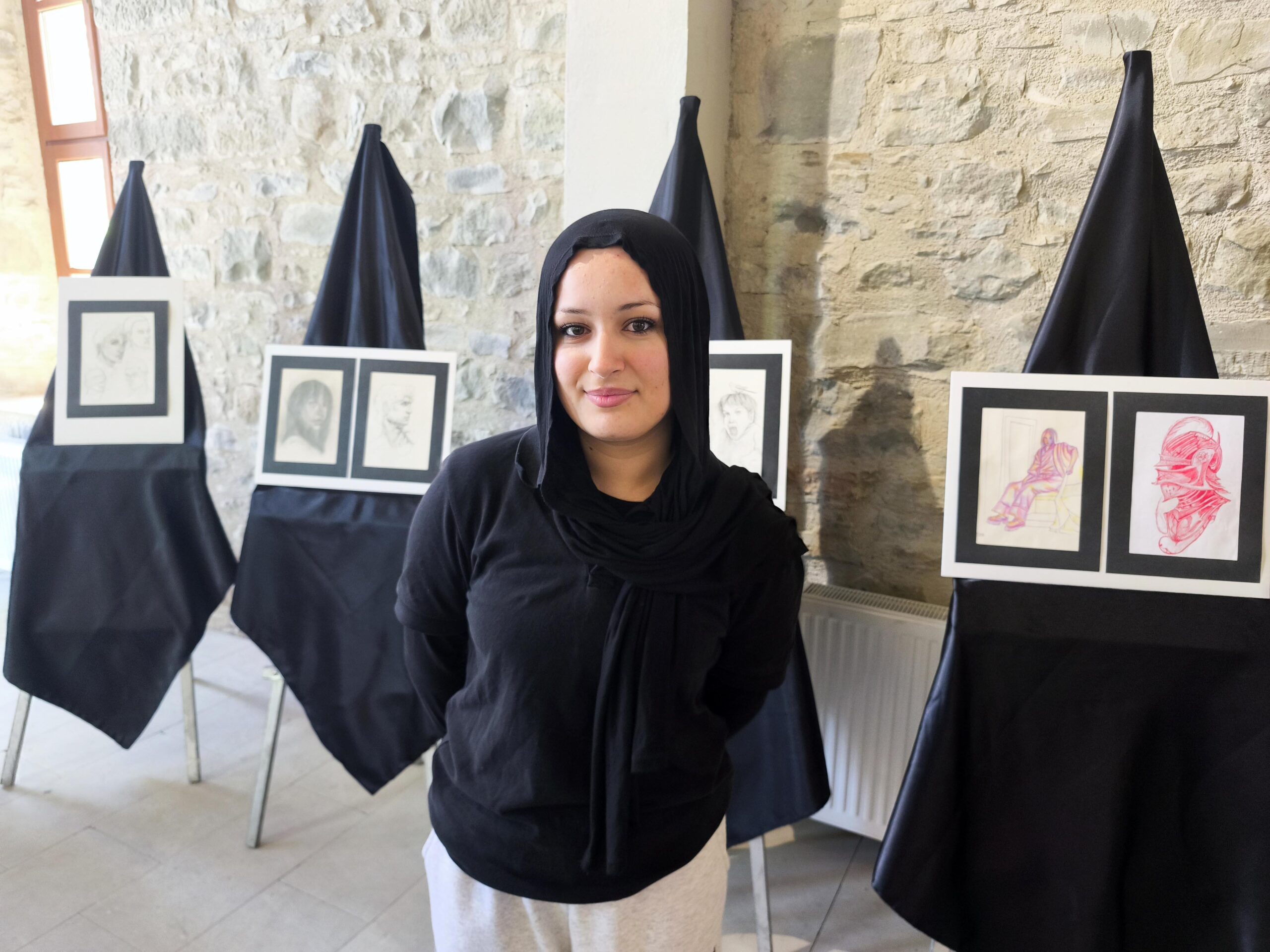 Liseli Zeynep’in kara kalem çalışmaları kent müzesinde sergileniyor Liseli Zeynep’in kara kalem çalışmaları kent müzesinde sergileniyor