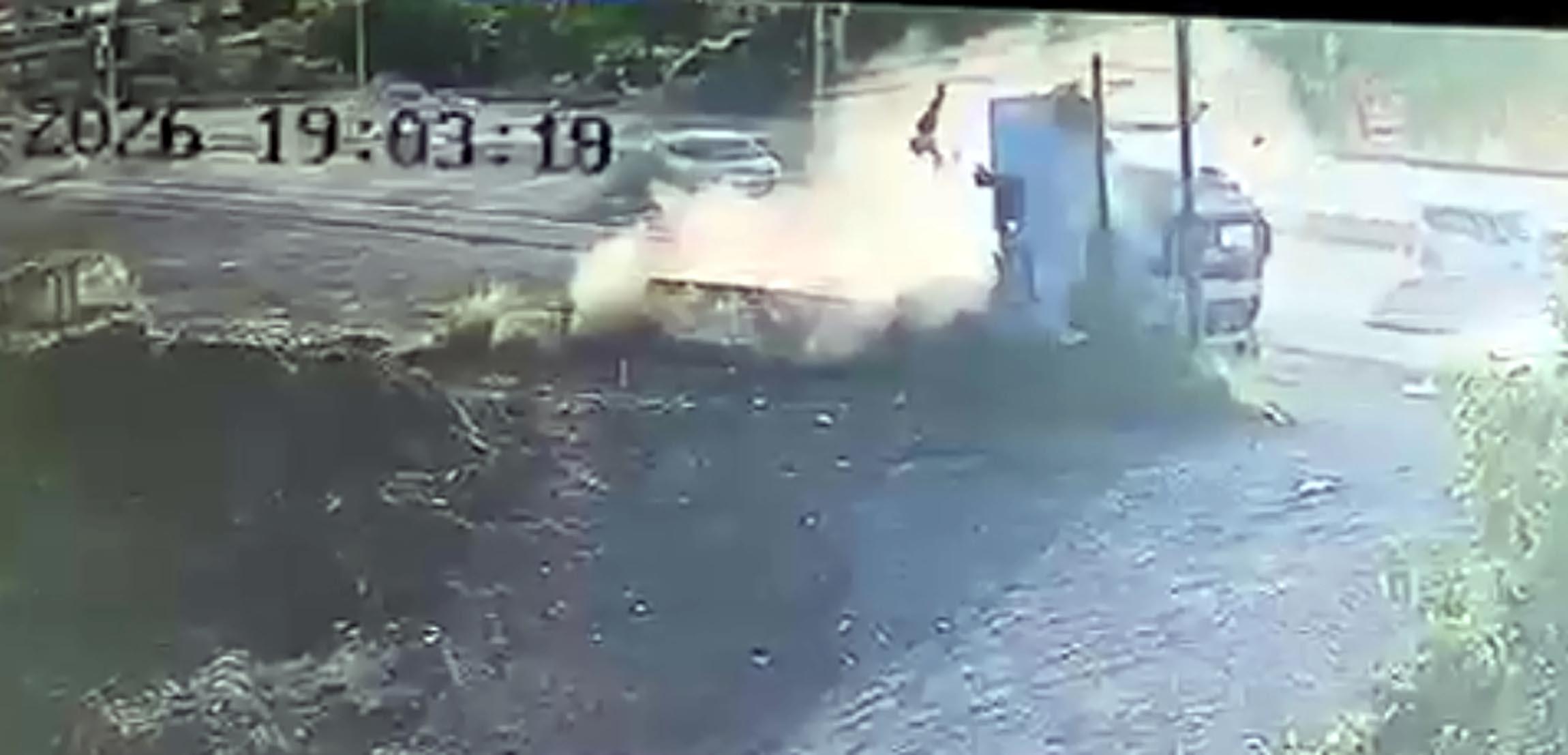 Kaza Anı Kamerada: 1 Ölü, 8 Yaralı Kaza Anı Kamerada: 1 Ölü, 8 Yaralı
