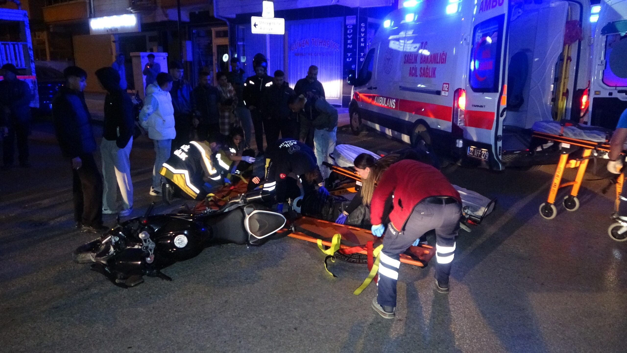 Motosikletle kamyonetin çarpıştığı kaza kamerada; 2 yaralı Motosikletle kamyonetin çarpıştığı kaza kamerada; 2 yaralı