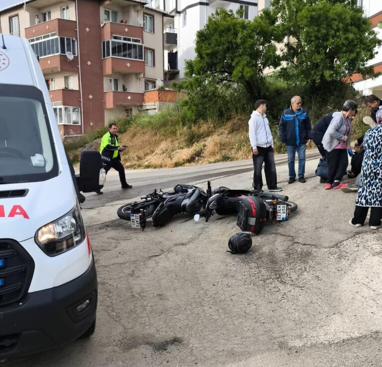 Motosikletler kafa kafaya çarpıştı: 2 yaralı