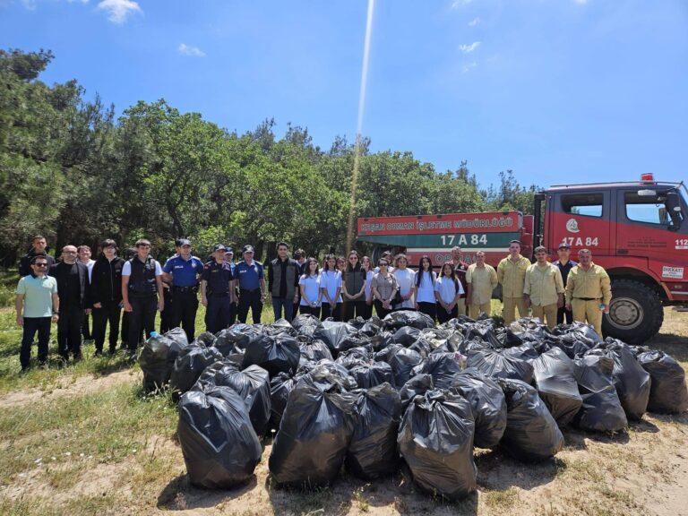 Öğrenciler, ormandan 1 saatte 50 torba atık topladı
