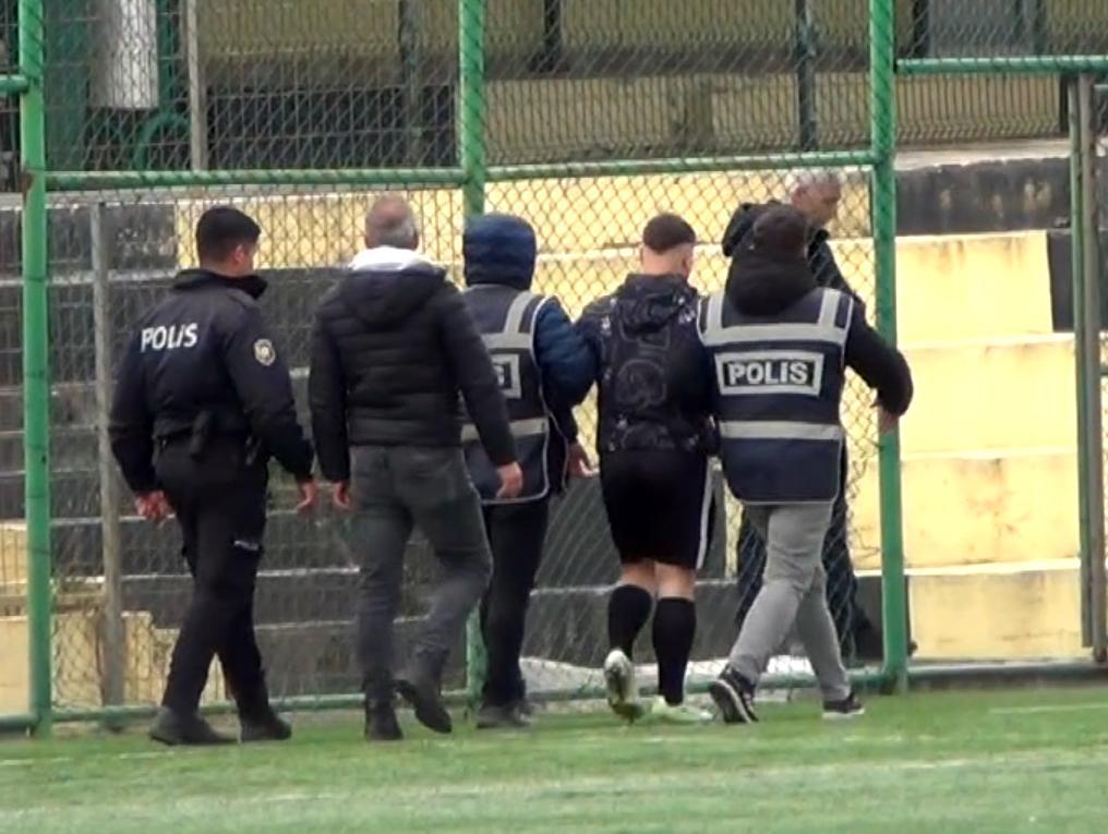Orta hakemin yüzünden yumruklandığı maç tatil edildi; futbolcu gözaltına alındı Orta hakemin yüzünden yumruklandığı maç tatil edildi; futbolcu gözaltına alındı