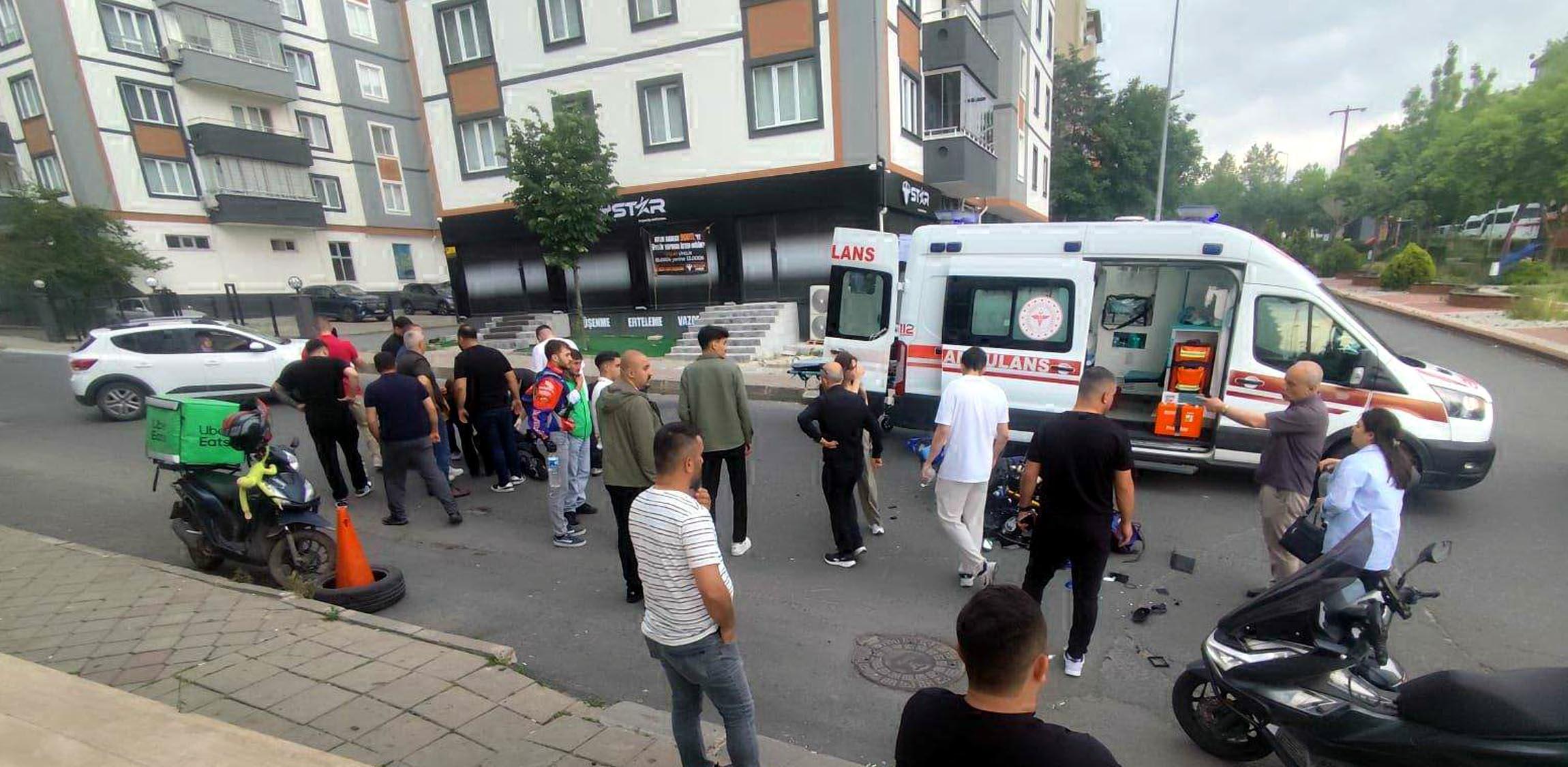 Otomobil ile çarpışan motosikletin sürücüsü yaralandı Otomobil ile çarpışan motosikletin sürücüsü yaralandı