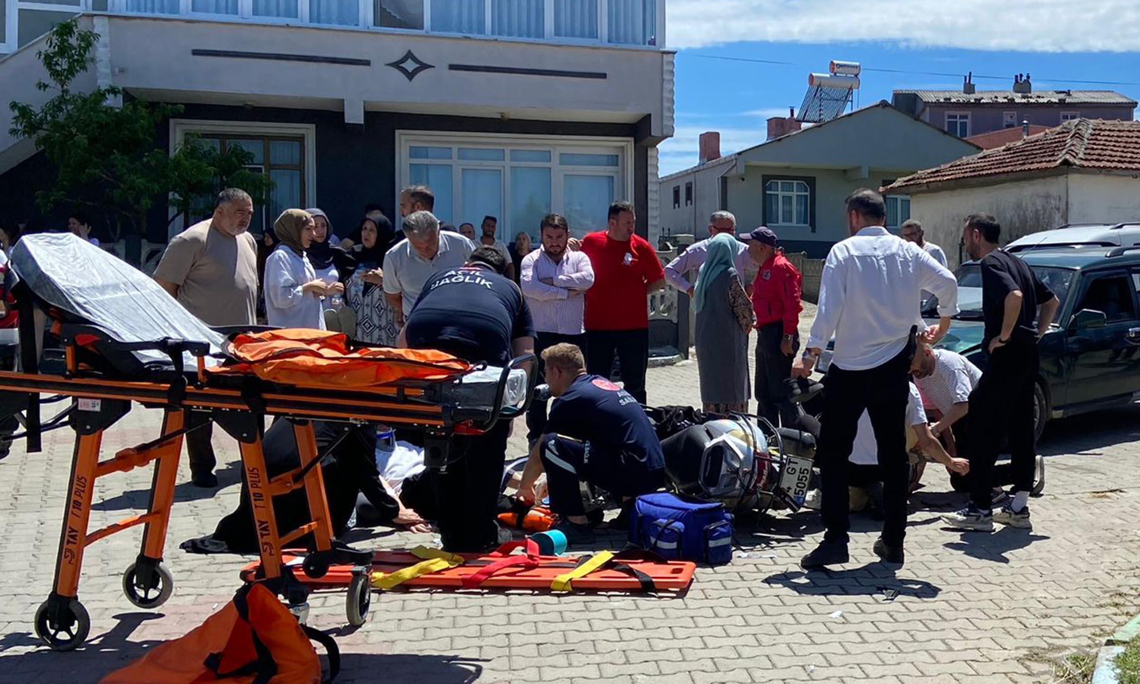 Otomobil ile çarpışan motosikletteki 2 kişi yaralı Otomobil ile çarpışan motosikletteki 2 kişi yaralı