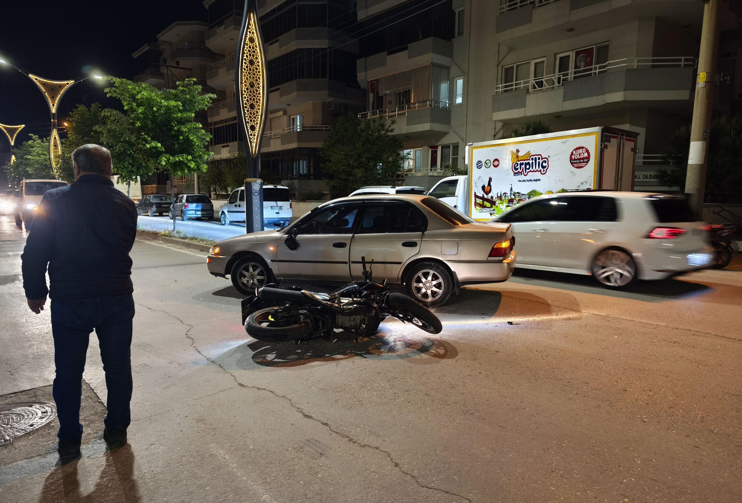Otomobille motosikletin çarpıştığı kaza kamerada; 2 yaralı Otomobille motosikletin çarpıştığı kaza kamerada; 2 yaralı
