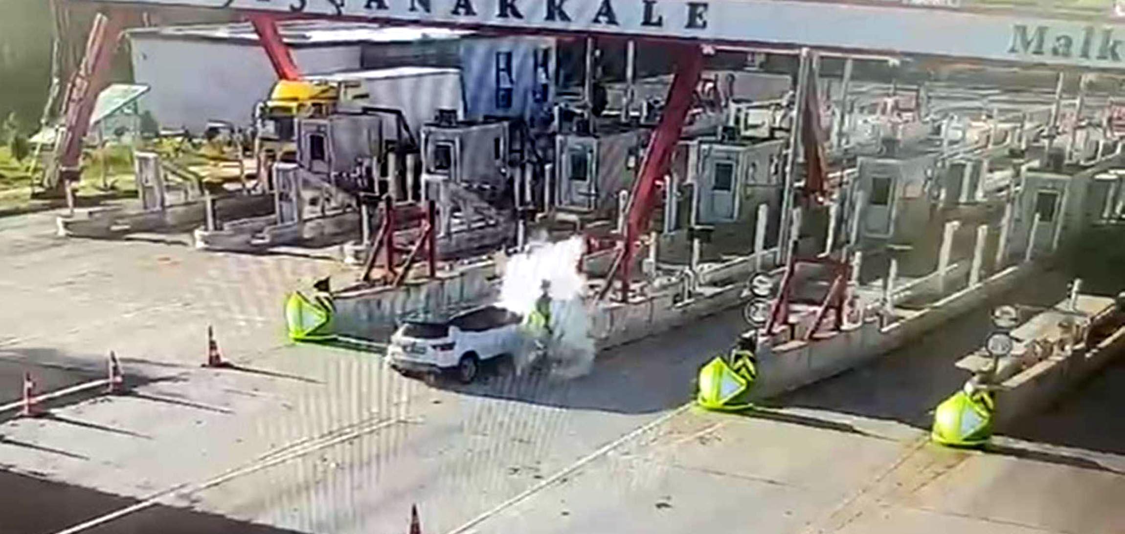 Otoyol gişelerine çarpan otomobildeki karı-kocayı ölüm ayırdı; kaza anı kamerada Otoyol gişelerine çarpan otomobildeki karı-kocayı ölüm ayırdı; kaza anı kamerada