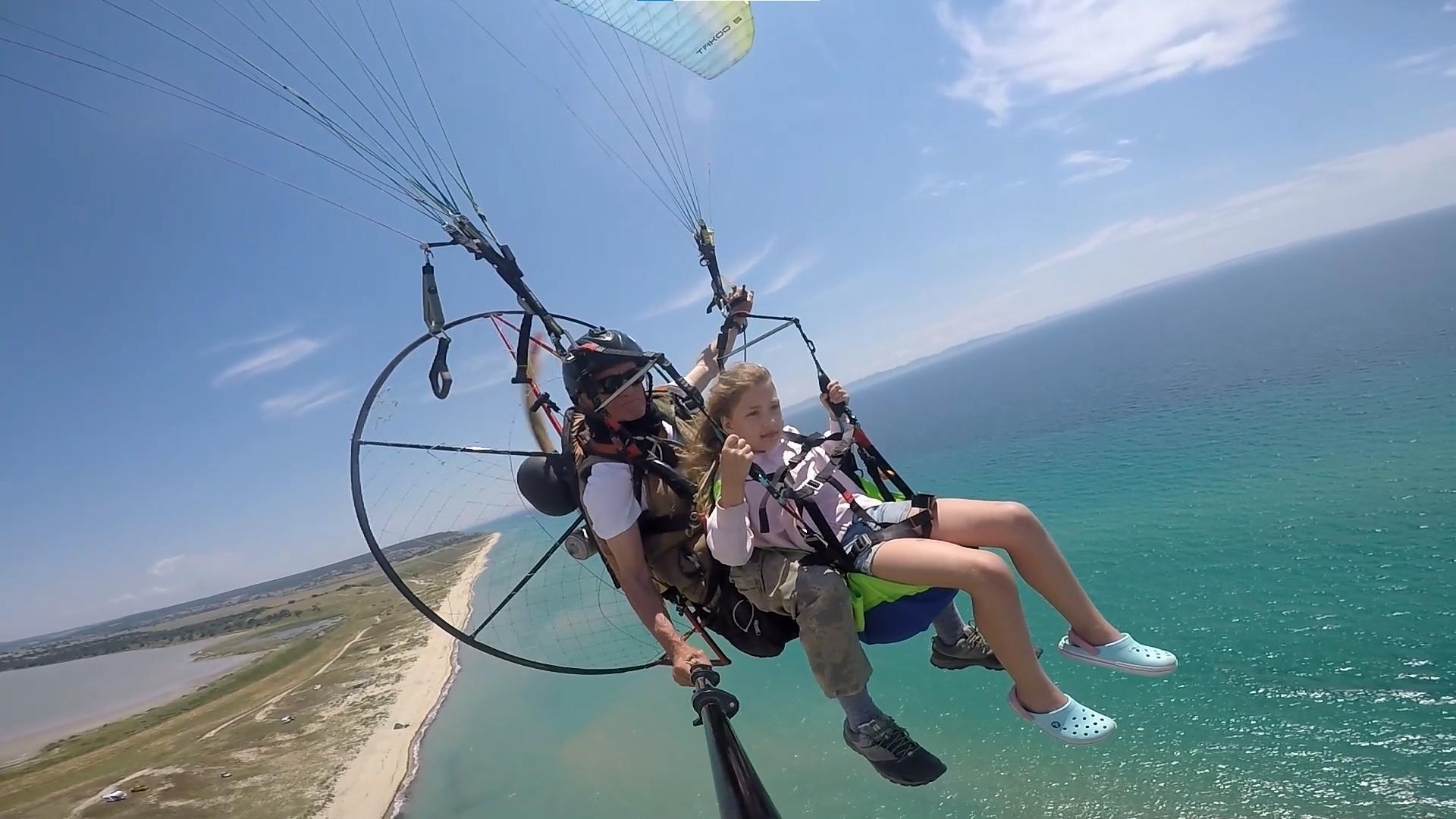 Saros’un güzelliklerini paramotorla keşfediyorlar Saros’un güzelliklerini paramotorla keşfediyorlar