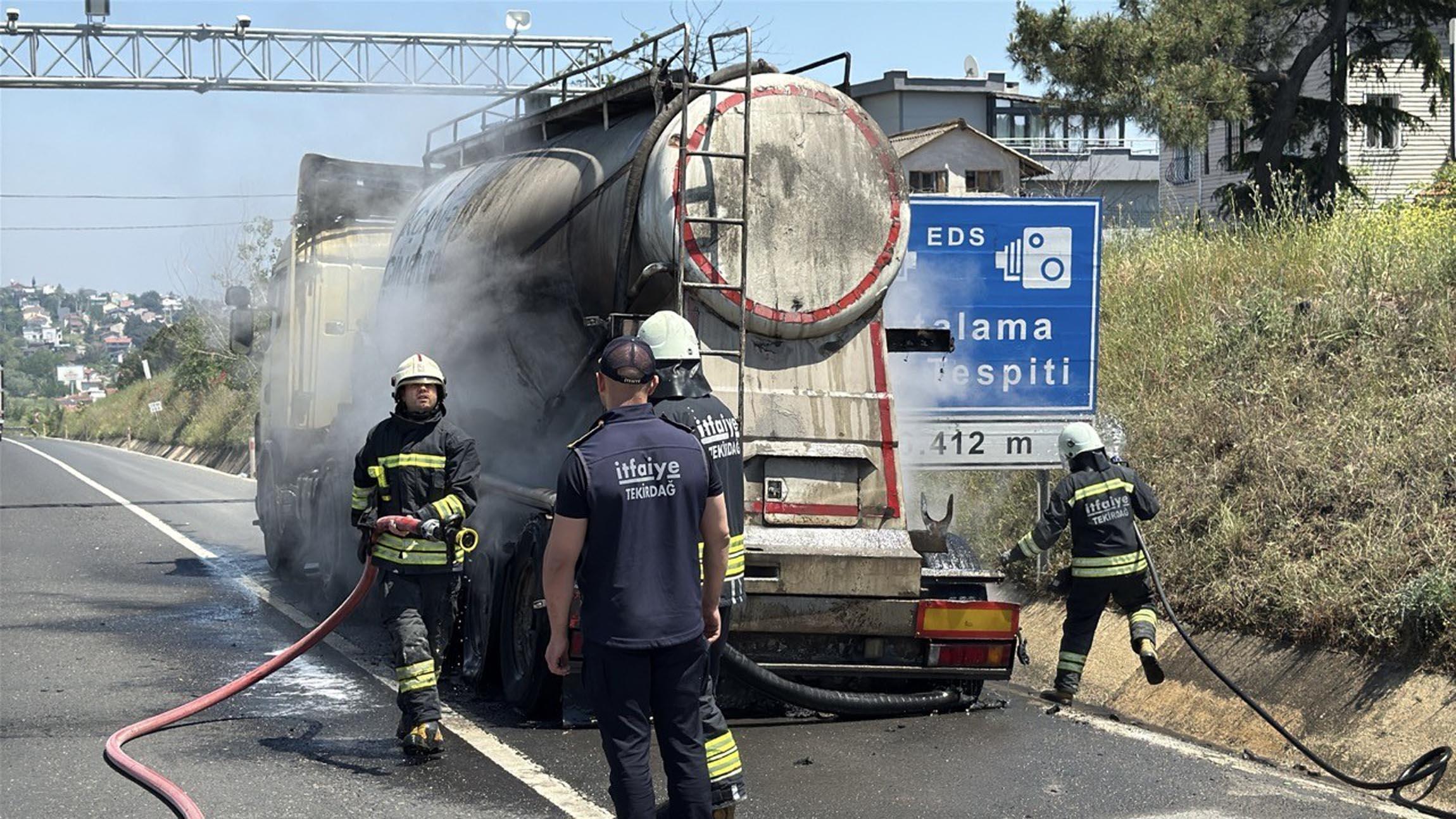 Seyir Halinde Lastiği Patlayan Beton Yüklü Kamyonda Yangın Seyir Halinde Lastiği Patlayan Beton Yüklü Kamyonda Yangın