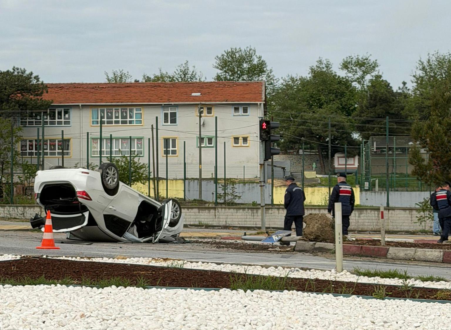 Takla atan otomobilin sürücüsü yaralandı Takla atan otomobilin sürücüsü yaralandı