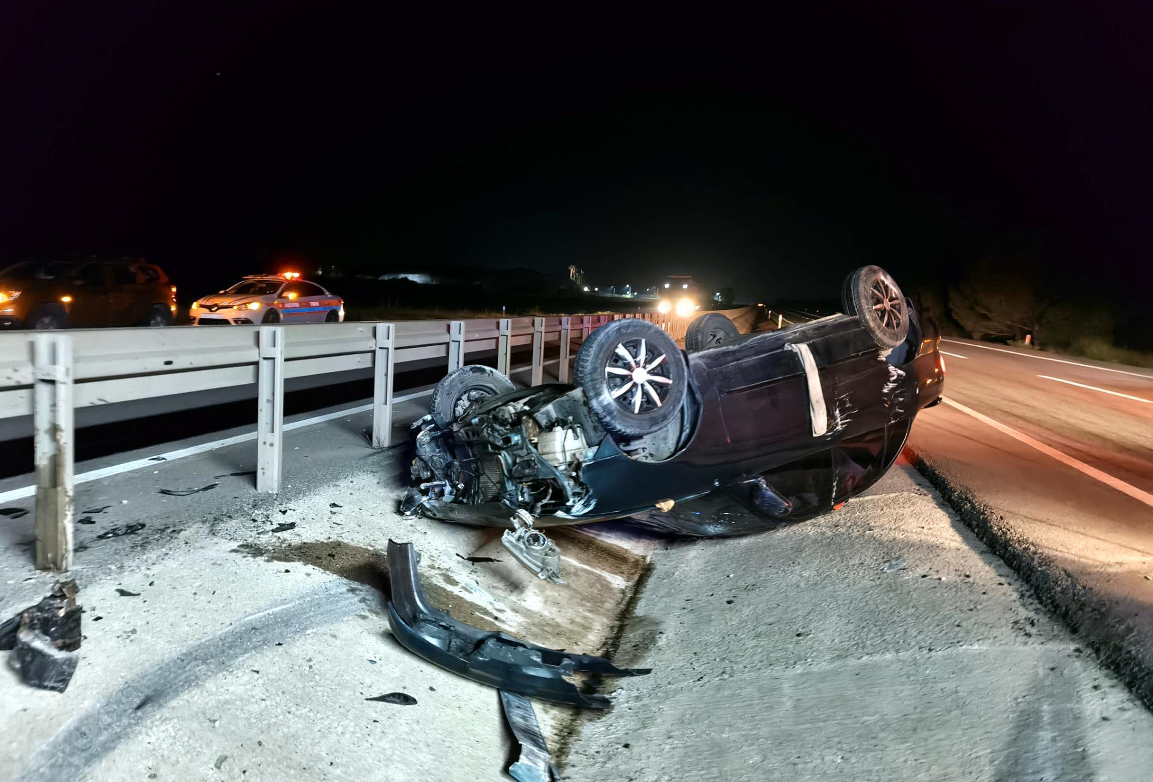 Takla atan otomobilin sürücüsü yaralandı Takla atan otomobilin sürücüsü yaralandı