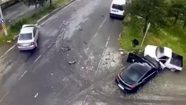 Tamir Ettiği Kamyonetine Otomobil Çarptı; Araç İle Direk Arasına Sıkışıp Ağır Yaralandı