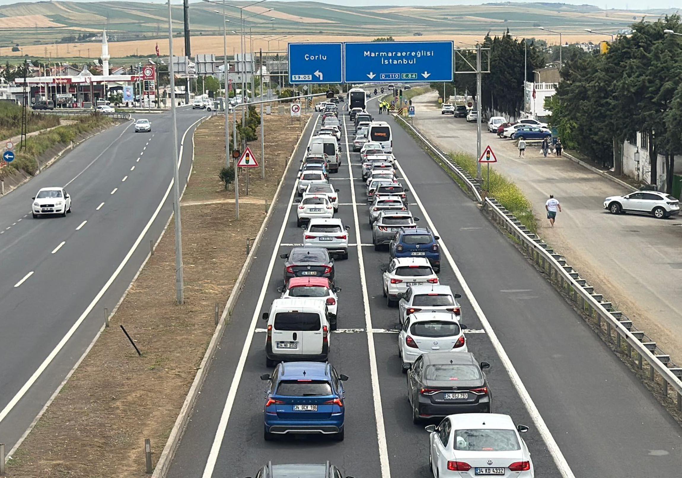 Tatilin son gününde Tekirdağ-İstanbul kara yolunda araç yoğunluğu Tatilin son gününde Tekirdağ-İstanbul kara yolunda araç yoğunluğu