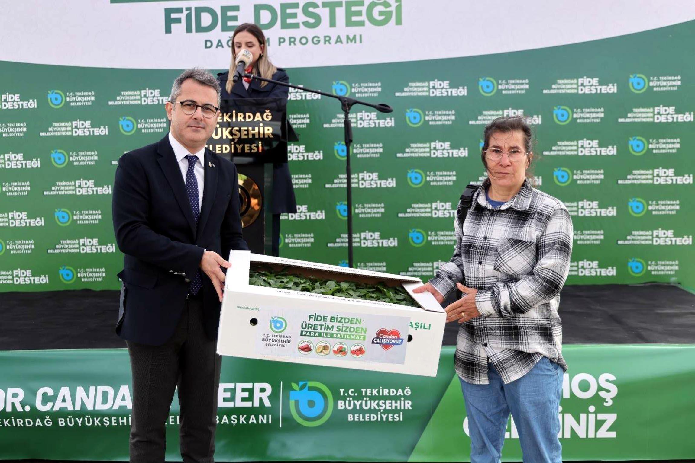 Tekirdağ Büyükşehir Belediyesi, çiftçilere sebze fidesi dağıttı Tekirdağ Büyükşehir Belediyesi, çiftçilere sebze fidesi dağıttı