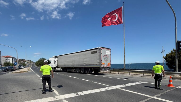 Tekirdağ-İstanbul kara yolunda araç yoğunluğu; ağır vasıtalara kısıtlama / Ek fotoğraflar