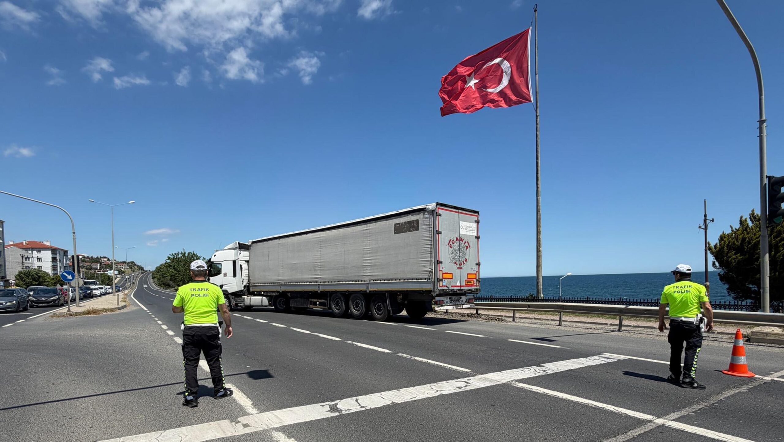 Tekirdağ-İstanbul kara yolunda araç yoğunluğu; ağır vasıtalara kısıtlama / Ek fotoğraflar Tekirdağ-İstanbul kara yolunda araç yoğunluğu; ağır vasıtalara kısıtlama / Ek fotoğraflar