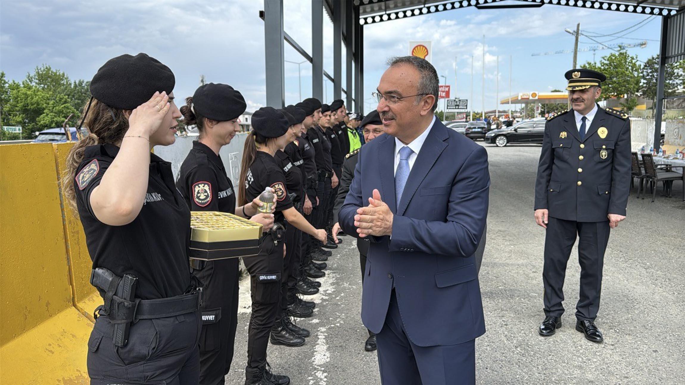 Tekirdağ Valisi Soytürk, görev başındaki personelle bayramlaştı Tekirdağ Valisi Soytürk, görev başındaki personelle bayramlaştı