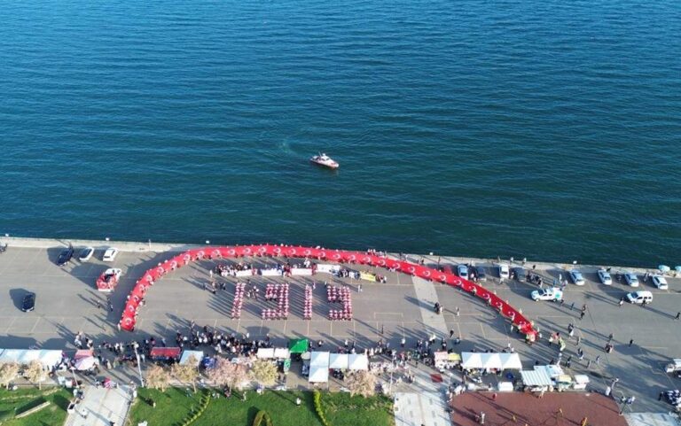 Tekirdağ’da 100 metre uzunluğundaki Türk bayrağıyla ‘Gençlik Yürüyüşü’