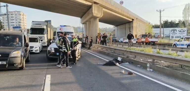 Bariyerlere Çarpan Motosikletteki Ela Öldü, Sürücü Yaralandı