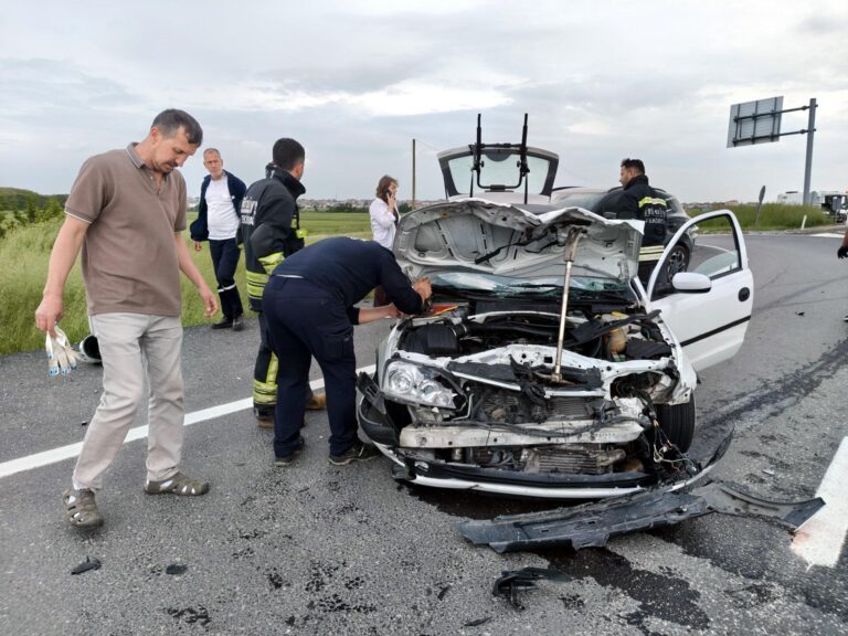 Motosikletle Otomobil Çarpıştı; 1’i Ağır 2 Yaralı