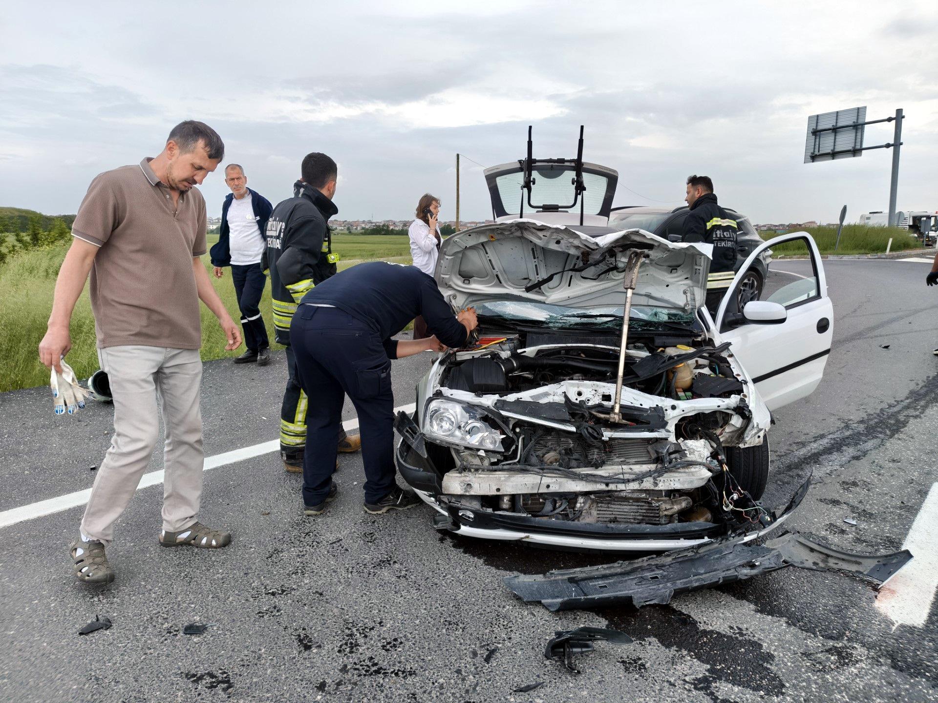 Motosikletle Otomobil Çarpıştı; 1’i Ağır 2 Yaralı Motosikletle Otomobil Çarpıştı; 1’i Ağır 2 Yaralı