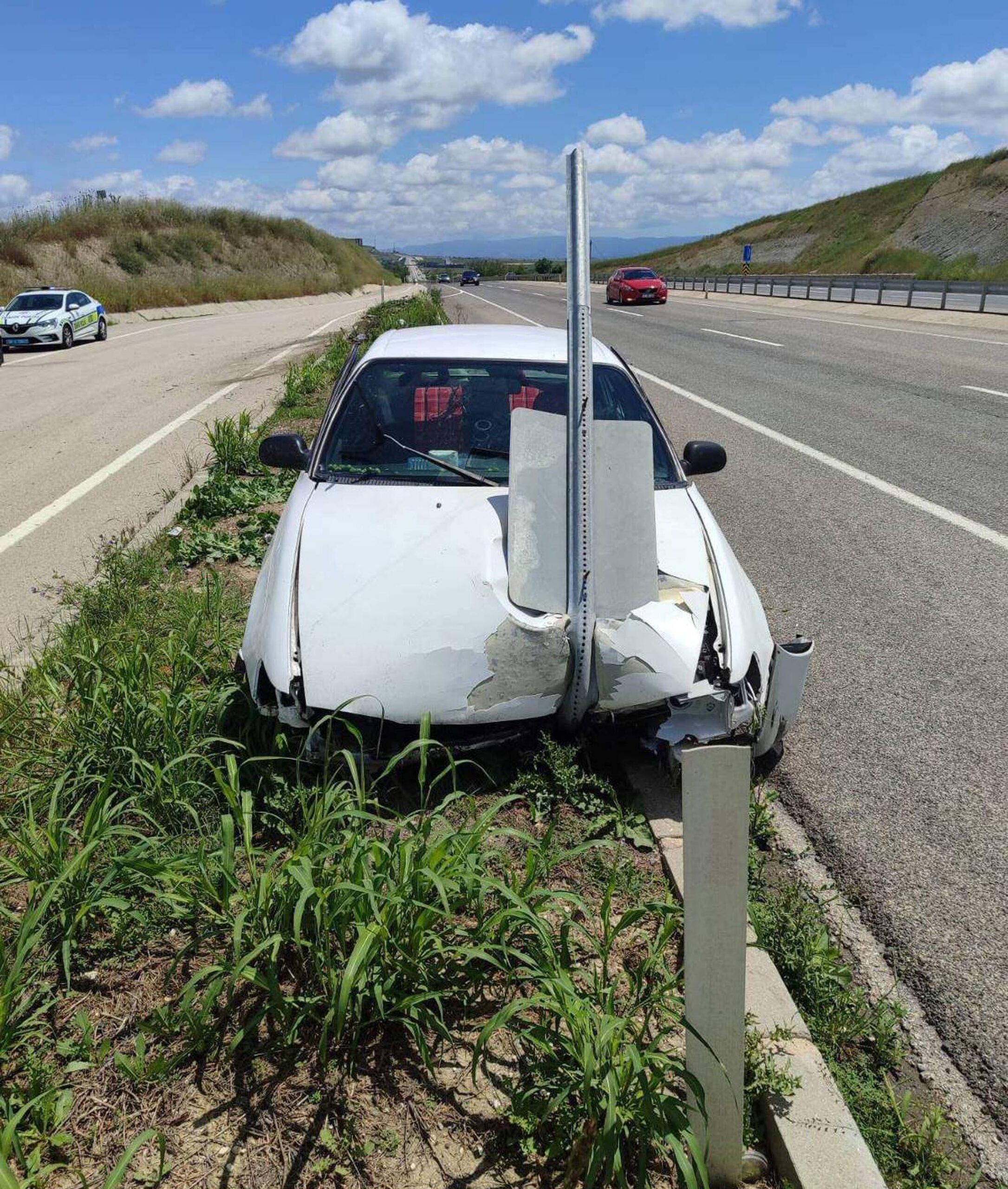 Yön tabelasına çarpan otomobilde sürücü ile eşi yaralandı Yön tabelasına çarpan otomobilde sürücü ile eşi yaralandı