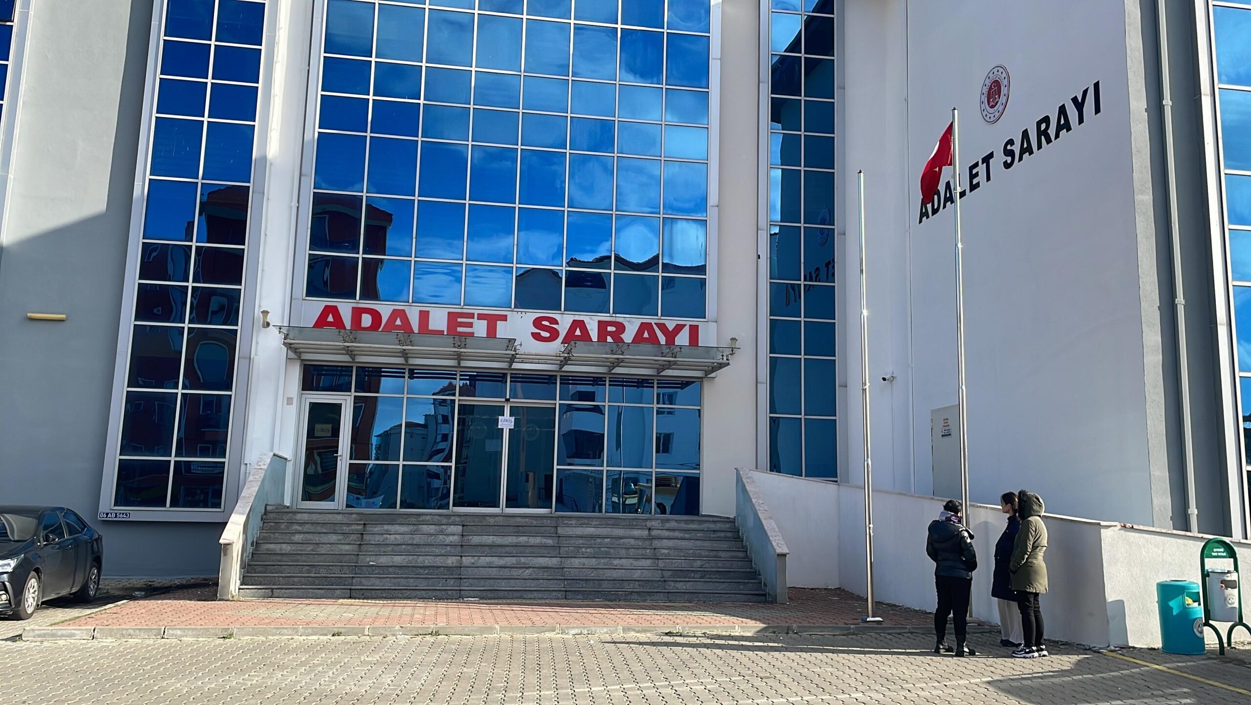 Yurt dışına kaçmak isterken yakalanan 4 FETÖ şüphelisi ile 1 organizatör tutuklandı Yurt dışına kaçmak isterken yakalanan 4 FETÖ şüphelisi ile 1 organizatör tutuklandı