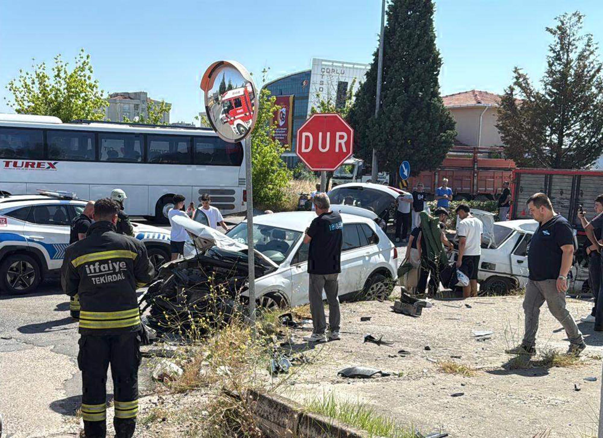 Çorlu’da iki otomobil çarpıştı; 2 yaralı Çorlu’da iki otomobil çarpıştı; 2 yaralı