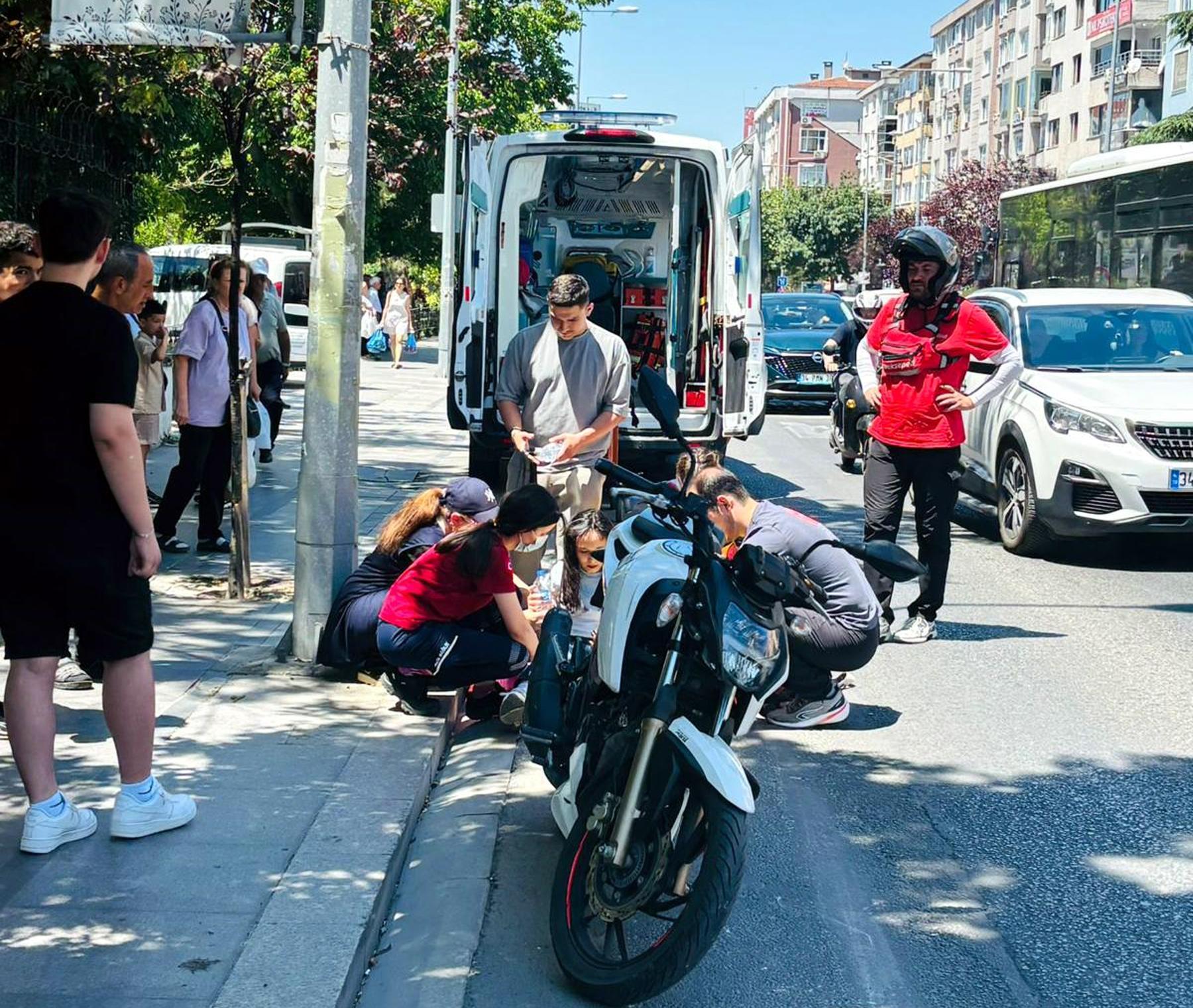 Kontrolden Çıkan Motosiklet Elektrik Direğine Çarptı; 2 Yaralı Kontrolden Çıkan Motosiklet Elektrik Direğine Çarptı; 2 Yaralı