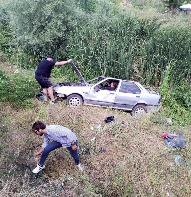 Dere yatağına devrilen otomobildeki 2 kişi yaralandı