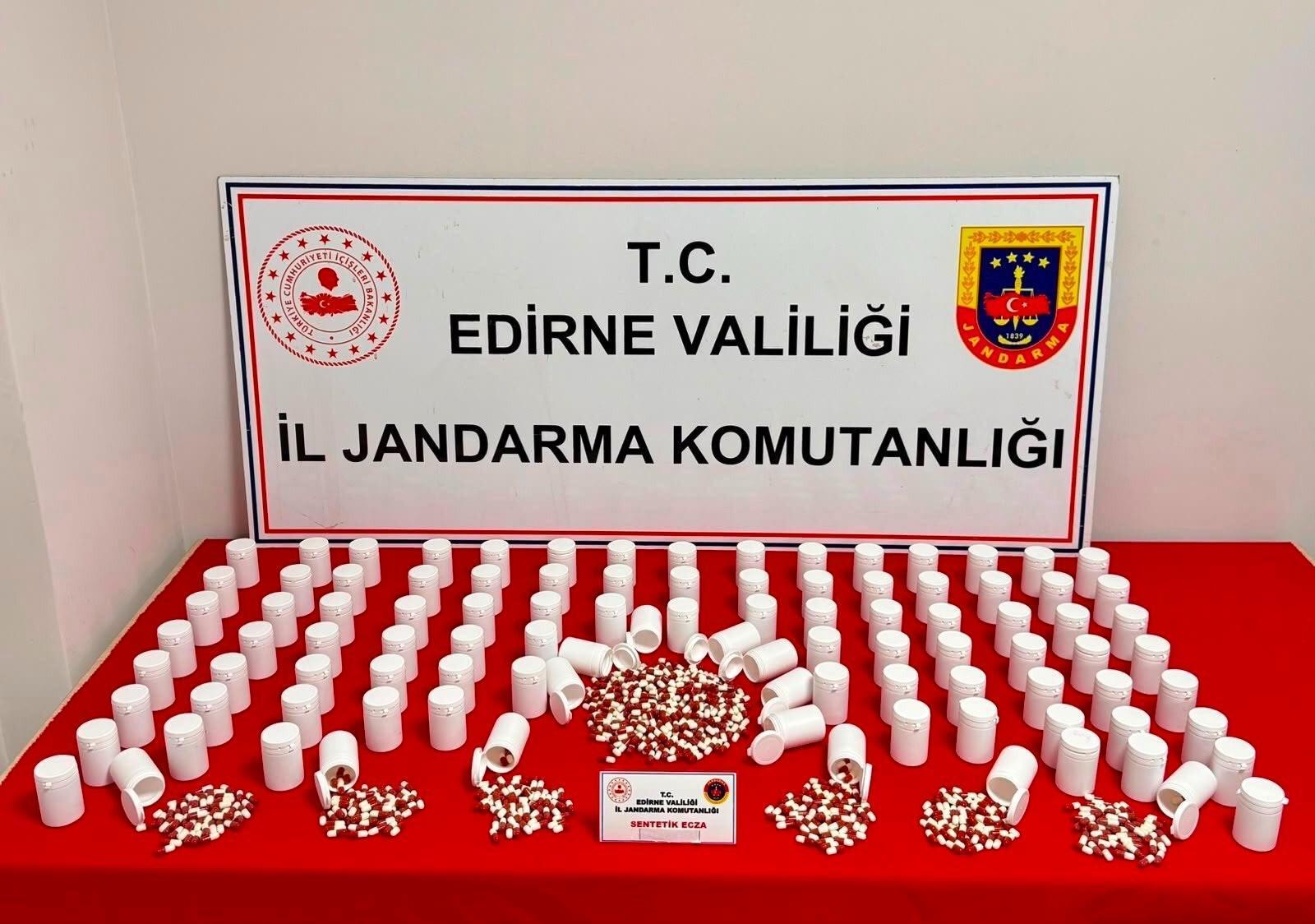Edirne’de 5 bin 679 sentetik ecza ele geçirildi; 2 gözaltı Edirne’de 5 bin 679 sentetik ecza ele geçirildi; 2 gözaltı