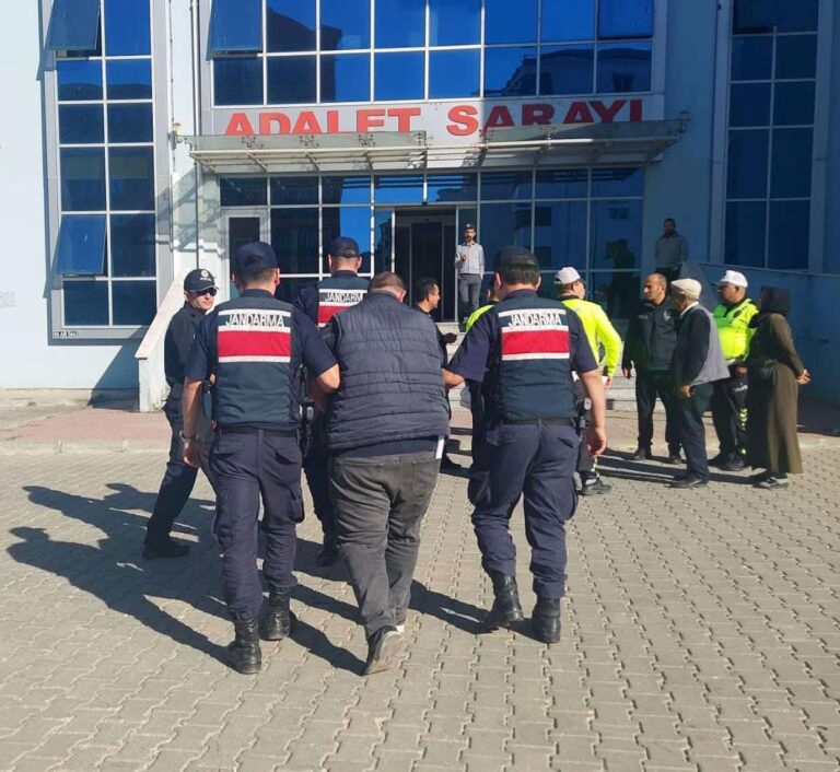 Edirne’de durdurulan taksiden 4 kaçak göçmen çıktı