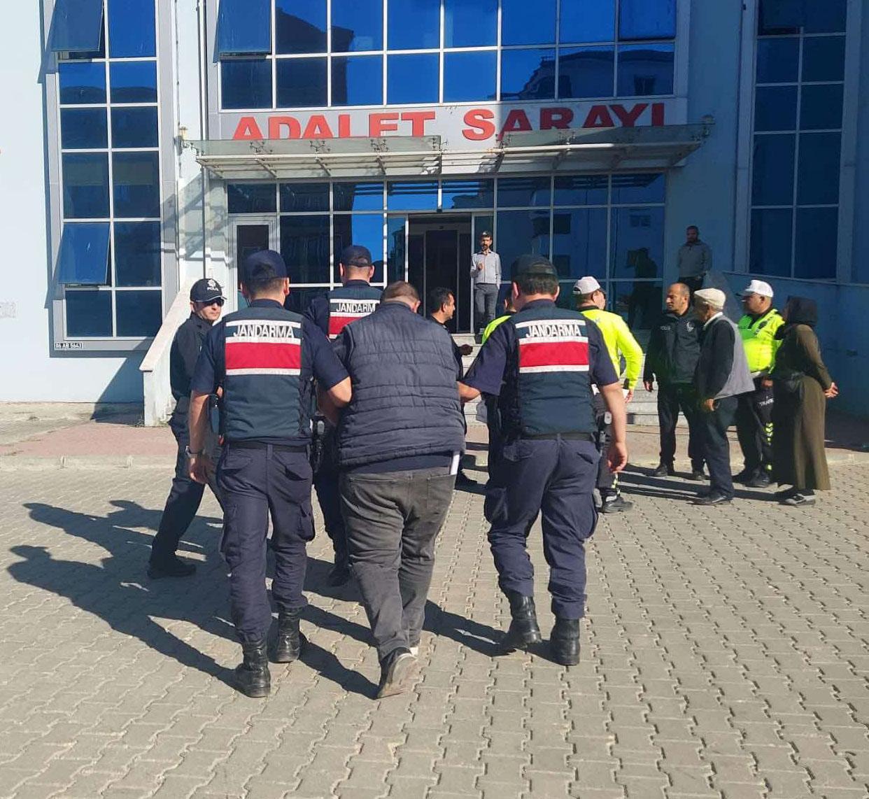 Edirne’de durdurulan taksiden 4 kaçak göçmen çıktı Edirne’de durdurulan taksiden 4 kaçak göçmen çıktı