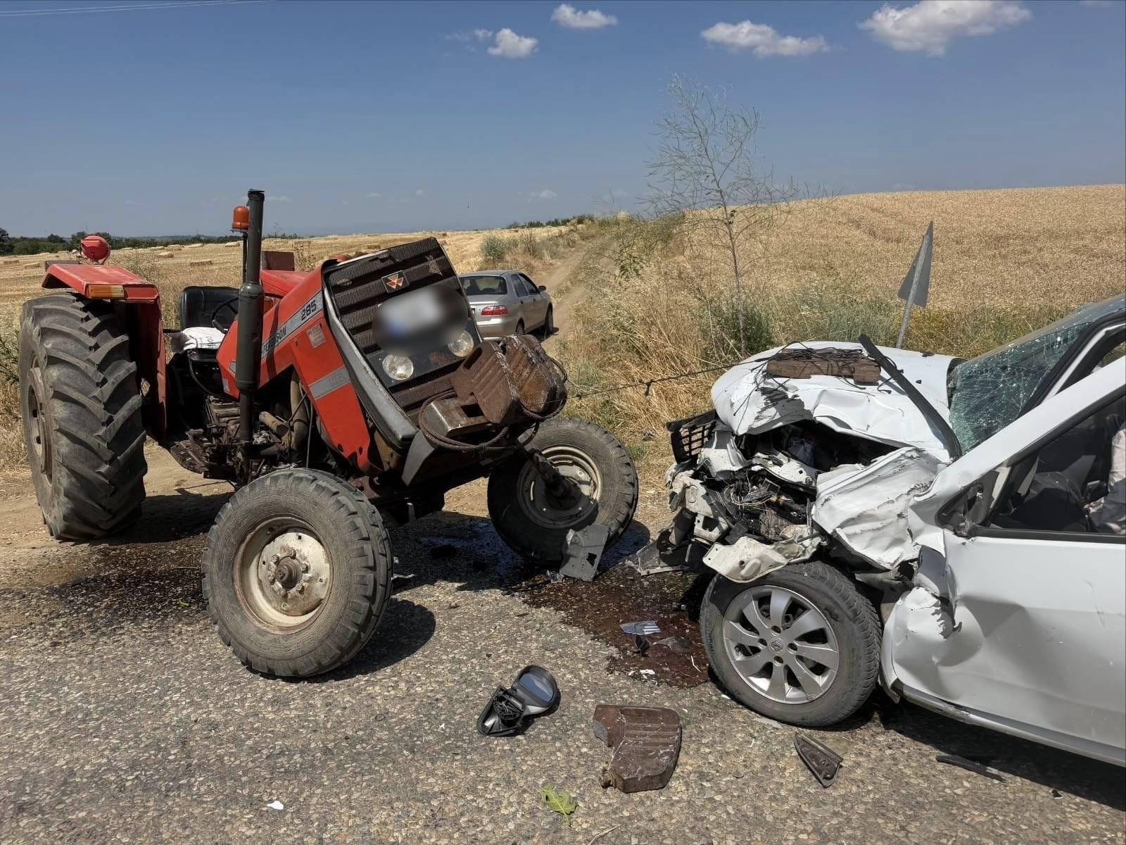 Edirne’de otomobille traktör çarpıştı: 2 yaralı Edirne’de otomobille traktör çarpıştı: 2 yaralı