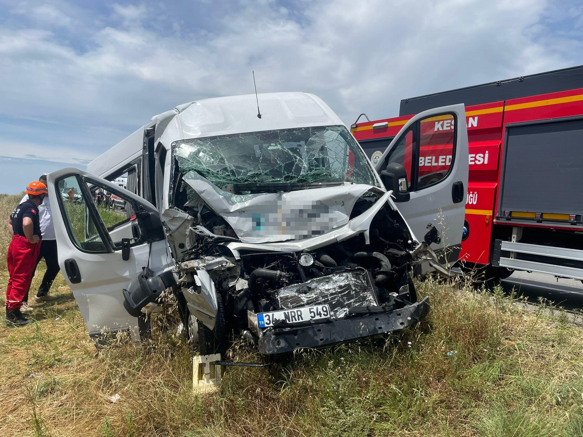 Edirne’de personel servisi, tankere çarptı: 16 yaralı Edirne’de personel servisi, tankere çarptı: 16 yaralı