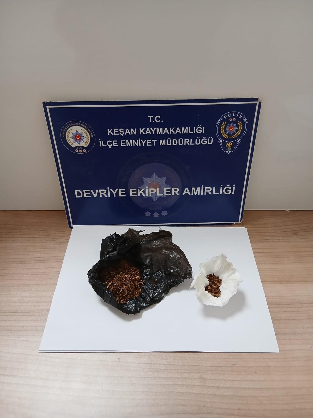 Edirne’de üzerlerinde uyuşturucu ele geçirilen 5 şüpheliye gözaltı Edirne’de üzerlerinde uyuşturucu ele geçirilen 5 şüpheliye gözaltı