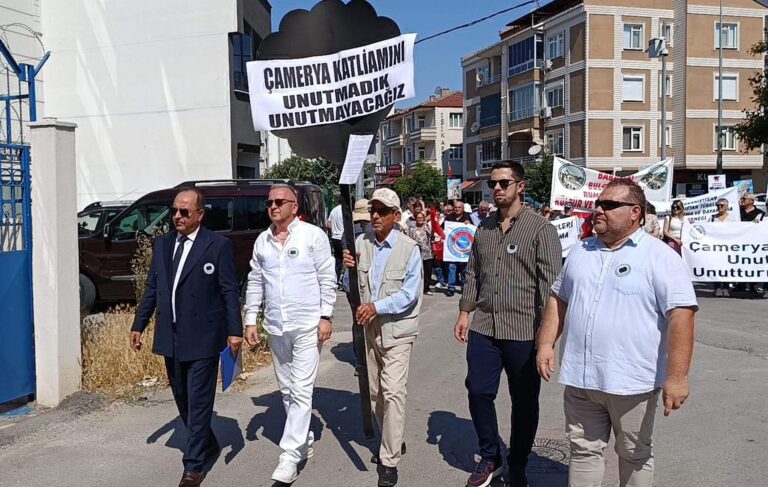 Edirne’de Yunanistan Konsolosluğu önüne ‘Çamerya soykırımını unutmadık’ yazılı çelenk bıraktılar